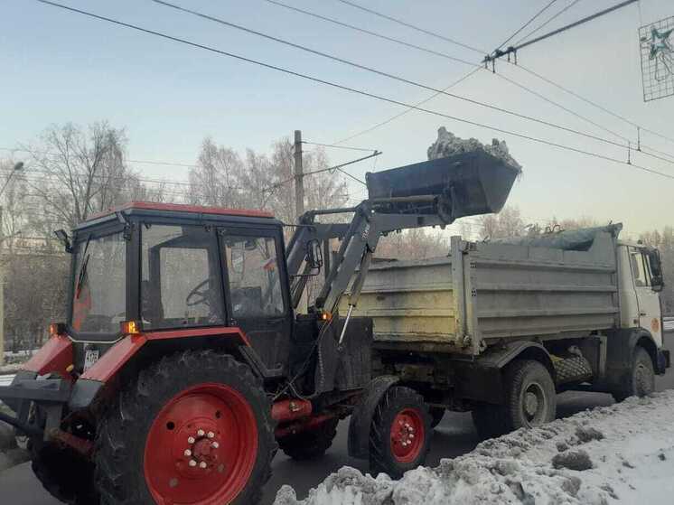 Городские дорожные и коммунальные службы Барнаула продолжают работы по противогололедной обработке и уборке снега. Из-за осадков в виде дождя и мокрого снега на дорогах краевой столицы образовался снежный покров и гололедица