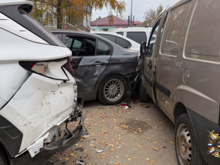 В Тимашевске иномарка въехала в четыре припаркованных автомобиля