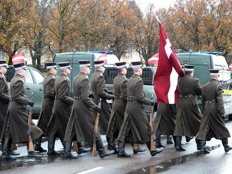Полковник ВС Латвии, командир Штабного батальона Национальных вооруженных сил Антонина Бледоне с тревогой заявила, что в случае войны слишком многие латвийцы будут думать не о своей стране, а о том, как бы убежать оттуда