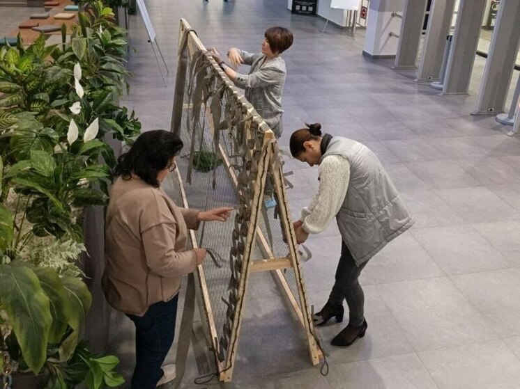 Новый фронт помощи: в магаданском спорткомплексе «Президентский» открылась точка плетения масксетей