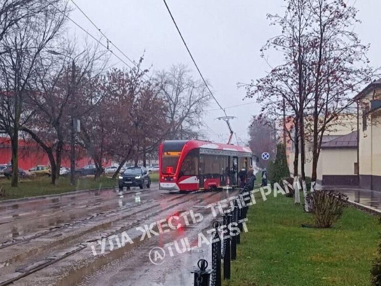 В Советском районе Тулы с рельсов сошел трамвай