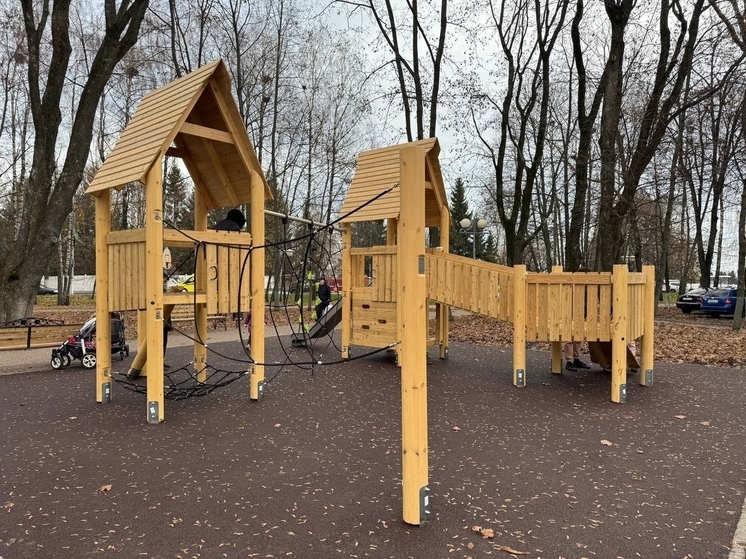 В Курске установили новую детскую площадку в сквере «Триумф»