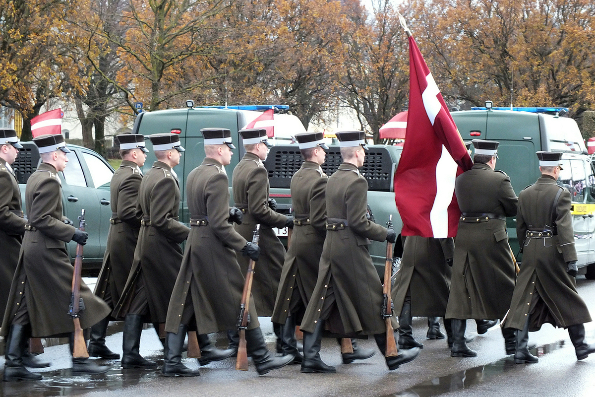 &quot;Вымрем, если будем бежать&quot;: полковник ВС Латвии в ужасе от бегства соотечественников