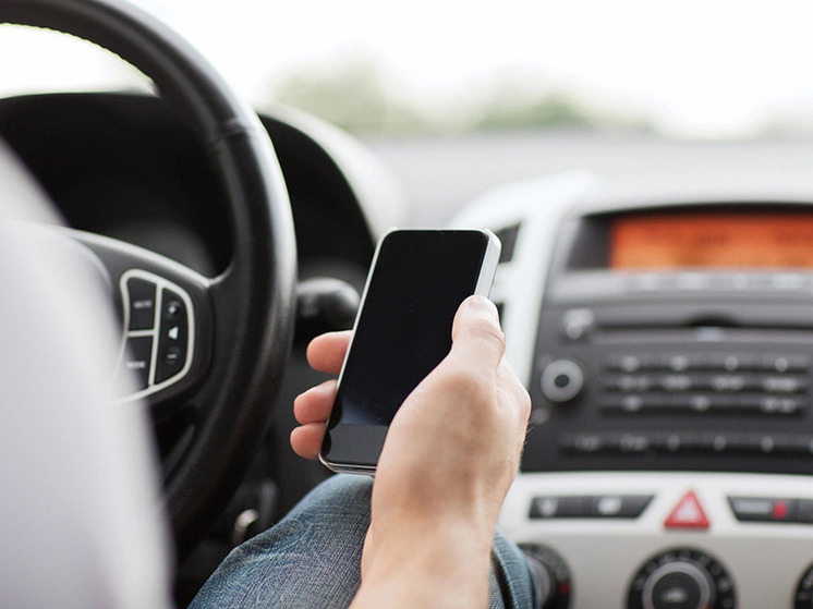 Псковичам рассказали, чем грозит использование телефона за рулем