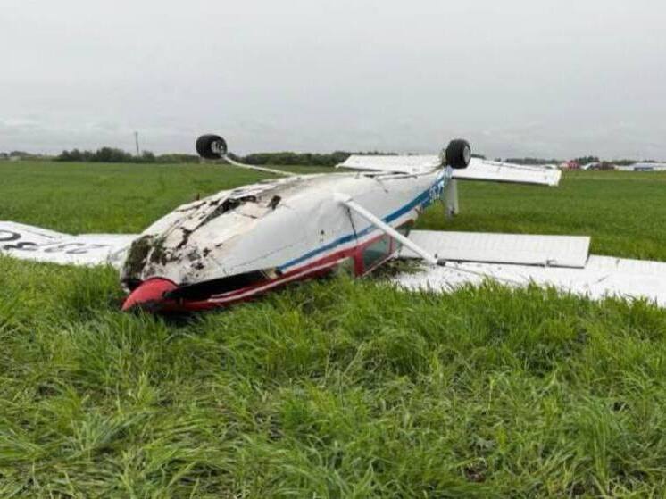 Самолёт перевернулся при вынужденной посадке в Омской области: названы причины