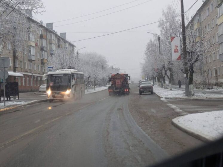 Снегопад в Кирове: дорожники вышли на борьбу с непогодой