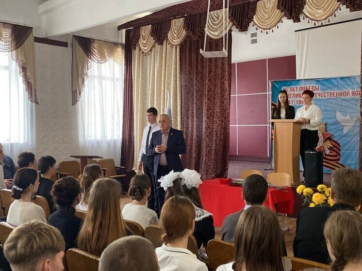 В Херсонской области участнику Курской битвы в школе установили «Парту героя»