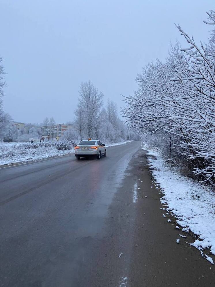 Автоэксперт Кроохмаль напомнил водителям, что зимняя дорога опаснее летней