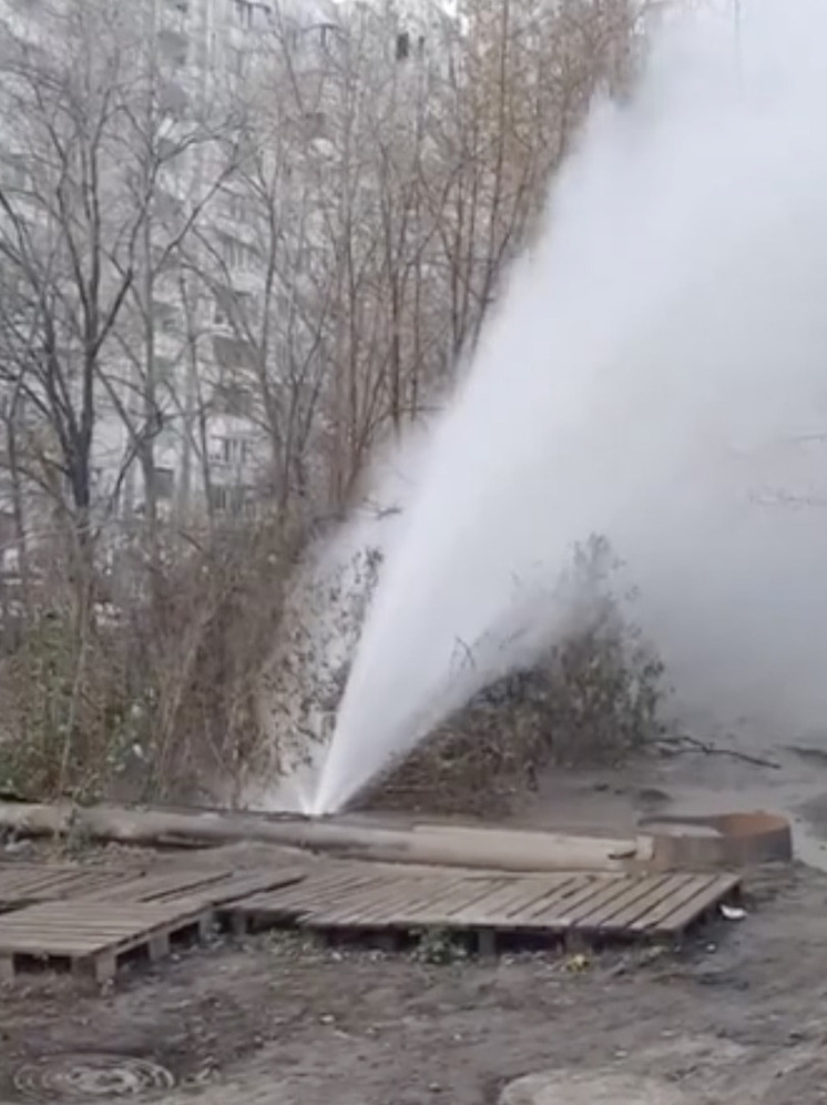 В Самаре на Антонова-Овсеенко забил коммунальный гейзер 15 ноября