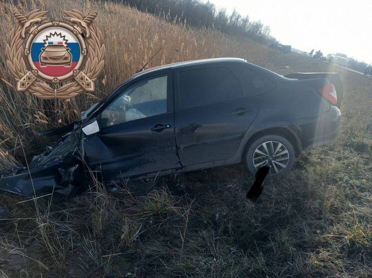 В Новобурасском районе врезались легковушка и КамАЗ