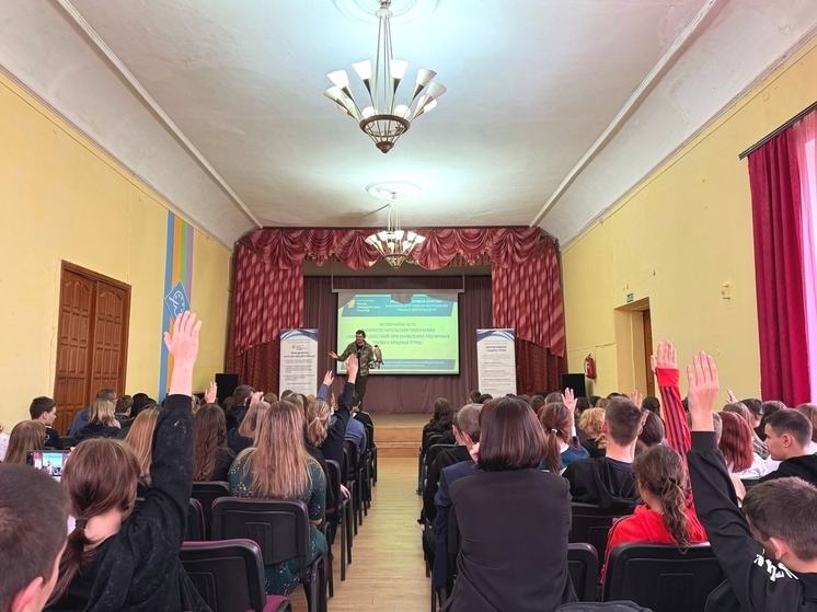 «Экология на колёсах»: в кирсановских школах прошли уроки с хищными птицами