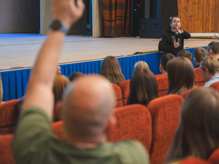 Андрей Чибис провел встречу с жителями Мончегорска