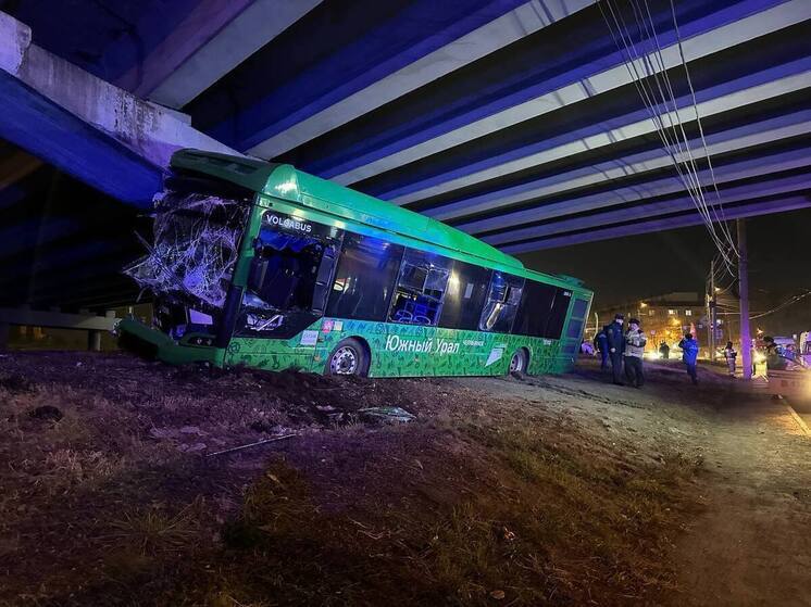 В Челябинске пассажирский автобус врезался в опору моста