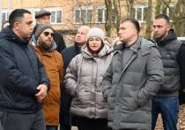  
Глава Городского округа Серпухов Алексей Шимко совместно с депутатом окружного Совета Павлом Гущиным посетил образовательные учреждения округа, где ознакомились с начальными этапами капитального ремонта. Работы ведутся в рамках президентской программы и при поддержке губернатора Московской области, охватывая четыре школы и два детских сада в текущем учебном году.