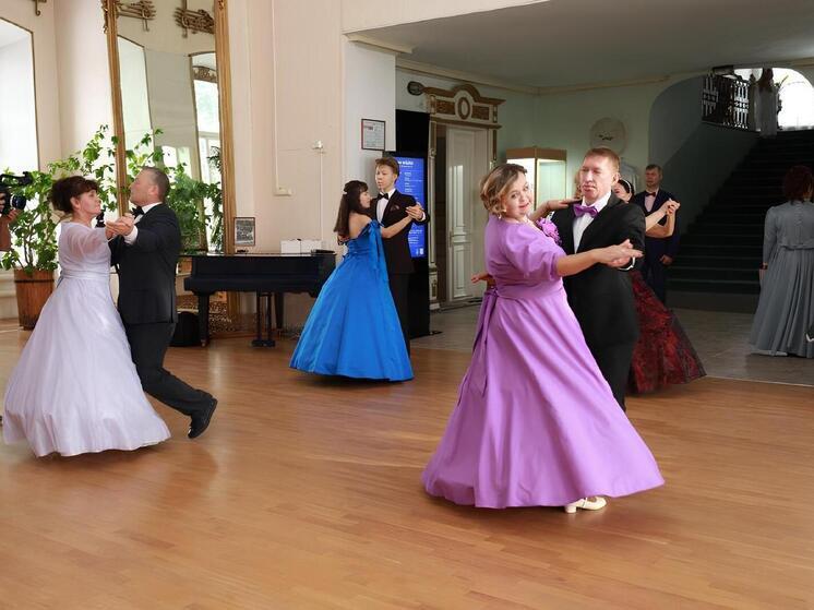 Свадебный бал в стиле 19 века провели в Забайкалье