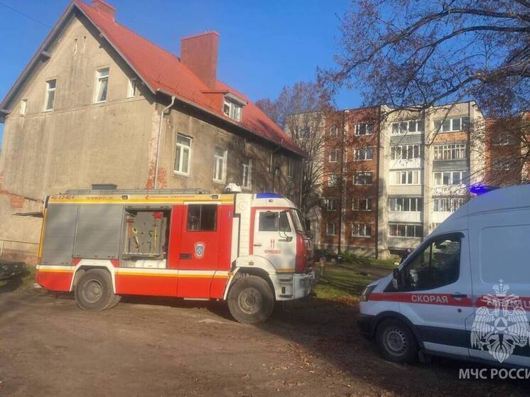 Черняховские пожарные потушили мусор и спасли женщину с мансарды