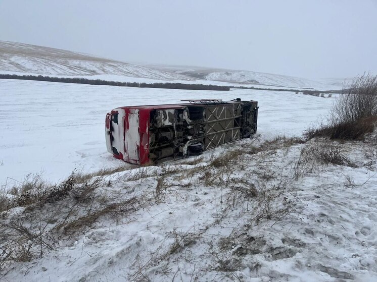 Автобус с вахтовиками перевернулся на трассе в Забайкалье