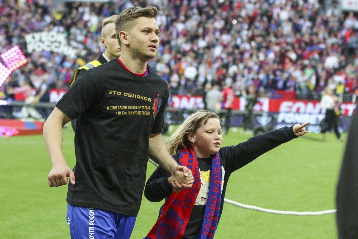 Обляков получил травму и покинул поле в матче с Чили