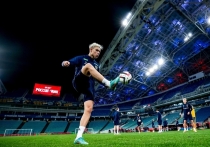 В последнем матче 2025 года сборная России под руководством Валерия Карпина уступила чилийской команде на стадионе в Сочи со счетом 2:0, прервав свою длительную беспроигрышную серию. Следующие матчи состоятся уже в 2026 году, когда ФИФА и УЕФА могут смягчить санкции против российского футбола.