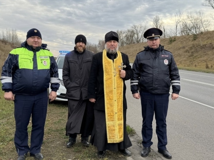 Орловский протоиерей освятил опасный участок дороги в Кромах