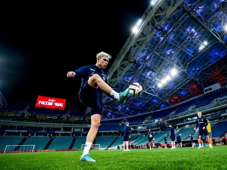 В последнем матче 2025 года сборная России под руководством Валерия Карпина уступила чилийской команде на стадионе в Сочи со счетом 2:0, прервав свою длительную беспроигрышную серию. Следующие матчи состоятся уже в 2026 году, когда ФИФА и УЕФА могут смягчить санкции против российского футбола.