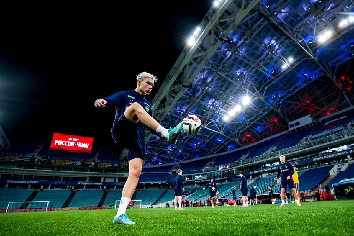 В последнем матче 2025 года сборная России под руководством Валерия Карпина уступила чилийской команде на стадионе в Сочи со счетом 2:0, прервав свою длительную беспроигрышную серию. Следующие матчи состоятся уже в 2026 году, когда ФИФА и УЕФА могут смягчить санкции против российского футбола.