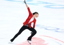 Аделия Петросян уверенно возглавила короткую программу на четвертом этапе Гран-при «Золотой конек Москвы», обновив личный рекорд. Второй стала Алина Горбачева, вернувшаяся в сезон после травмы, а третьей — Ксения Гущина, повторившая свой результат Магнитогорска. Петросян откатала программу без ошибок, получив одобрение тренеров, включая Этери Тутберидзе. Горбачева, несмотря на падение на разминке и замену каскада, выразила решимость бороться в произвольной.