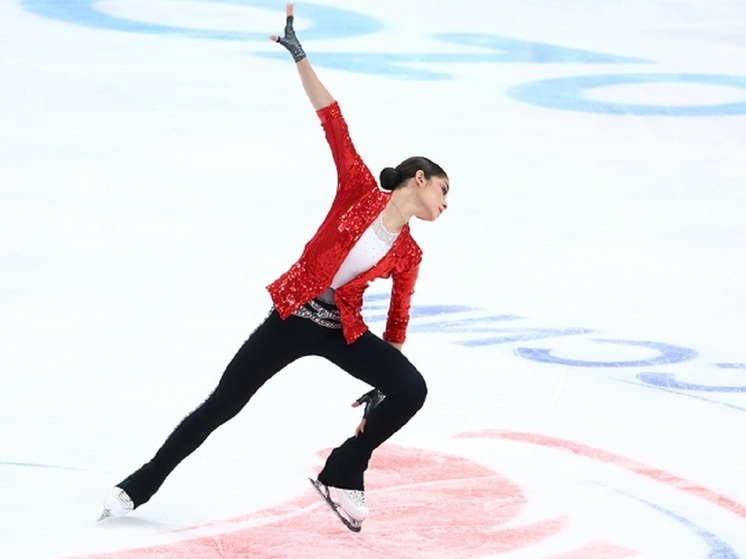 Аделия Петросян уверенно возглавила короткую программу на четвертом этапе Гран-при «Золотой конек Москвы», обновив личный рекорд. Второй стала Алина Горбачева, вернувшаяся в сезон после травмы, а третьей — Ксения Гущина, повторившая свой результат Магнитогорска. Петросян откатала программу без ошибок, получив одобрение тренеров, включая Этери Тутберидзе. Горбачева, несмотря на падение на разминке и замену каскада, выразила решимость бороться в произвольной.