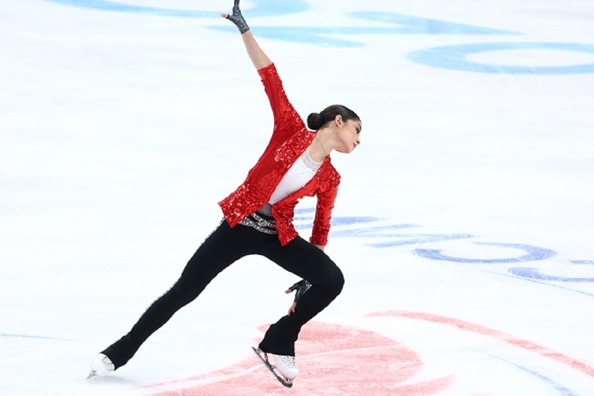 Аделия Петросян уверенно возглавила короткую программу на четвертом этапе Гран-при «Золотой конек Москвы», обновив личный рекорд. Второй стала Алина Горбачева, вернувшаяся в сезон после травмы, а третьей — Ксения Гущина, повторившая свой результат Магнитогорска. Петросян откатала программу без ошибок, получив одобрение тренеров, включая Этери Тутберидзе. Горбачева, несмотря на падение на разминке и замену каскада, выразила решимость бороться в произвольной.