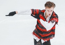 После короткой программы на четвертом этапе Гран-при России «Золотой конек Москвы» лидером стал Евгений Семененко (96,75), вернувшийся после перерыва из-за проблем со здоровьем и откатавший программу под Nirvana с двумя четверными. Вторым — Марк Кондратюк (96,42), улучшивший результат на 9 баллов по сравнению с первым этапом. Третьим — Роман Савосин (90,22), впервые в сезоне довольный прокатом. Петр Гуменник с тем же баллом — четвертый по технике. 16 ноября пройдет произвольная программа.