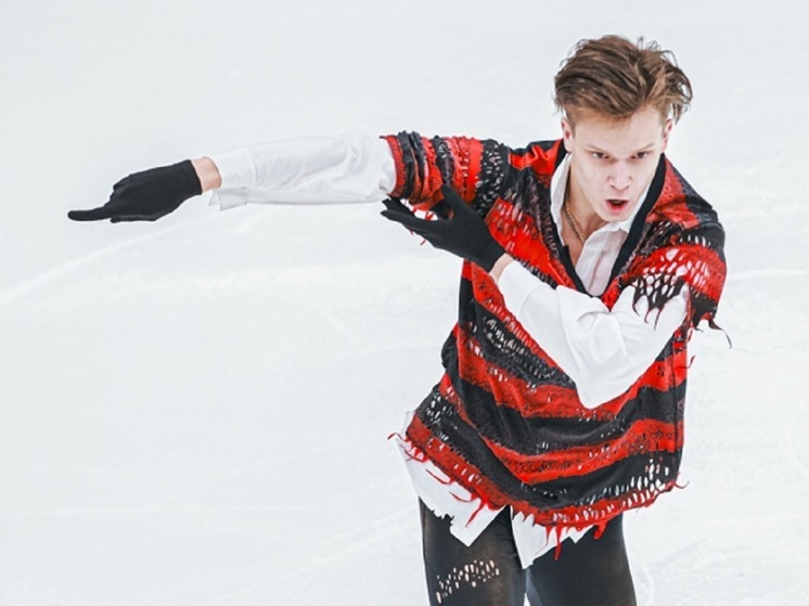 После короткой программы на четвертом этапе Гран-при России «Золотой конек Москвы» лидером стал Евгений Семененко (96,75), вернувшийся после перерыва из-за проблем со здоровьем и откатавший программу под Nirvana с двумя четверными. Вторым — Марк Кондратюк (96,42), улучшивший результат на 9 баллов по сравнению с первым этапом. Третьим — Роман Савосин (90,22), впервые в сезоне довольный прокатом. Петр Гуменник с тем же баллом — четвертый по технике. 16 ноября пройдет произвольная программа.