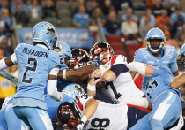 Канадские болельщики протестуют против приема правил американского футбола в своей стране. Они выступают против изменений в правилах CFL, ссылаясь на отсутствие консультаций
Изменения в правилах направлены на привлечение новых болельщиков на фоне низкой посещаемости.
Комиссар КФЛ подчеркивает приверженность канадскому футболу.
