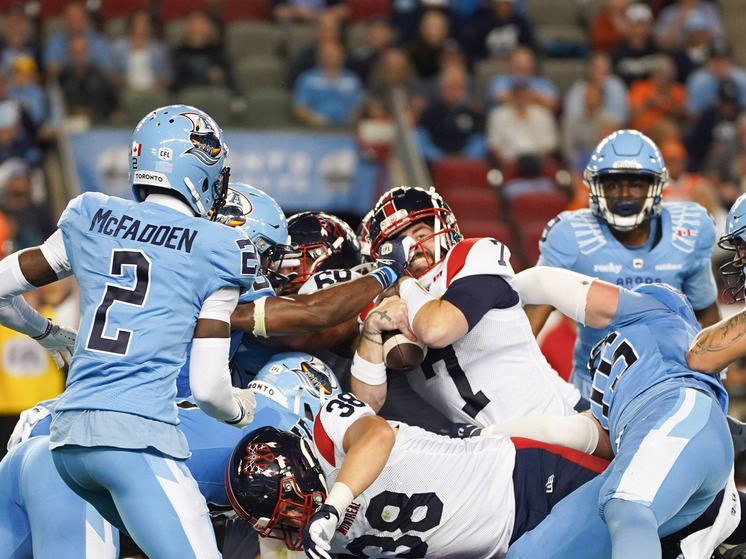 Канадские болельщики протестуют против приема правил американского футбола в своей стране. Они выступают против изменений в правилах CFL, ссылаясь на отсутствие консультаций
Изменения в правилах направлены на привлечение новых болельщиков на фоне низкой посещаемости.
Комиссар КФЛ подчеркивает приверженность канадскому футболу.
