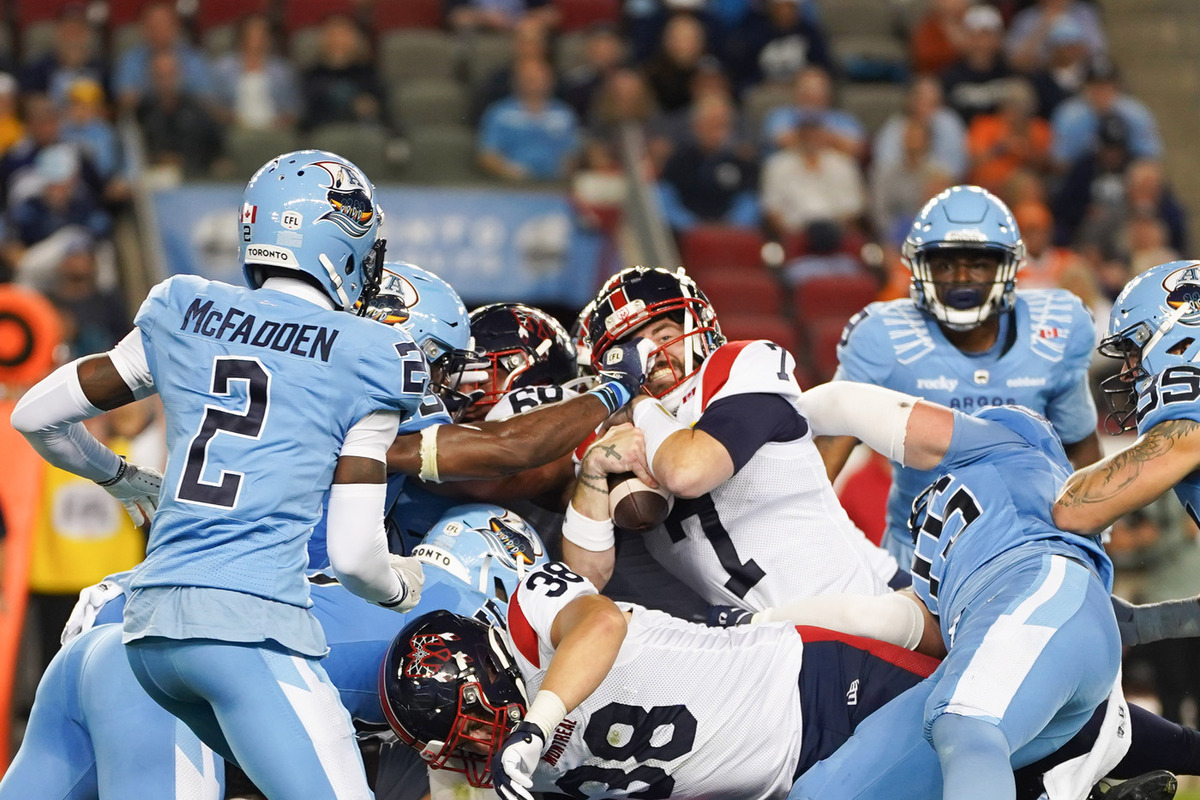 Канадские болельщики протестуют против приема правил американского футбола в своей стране