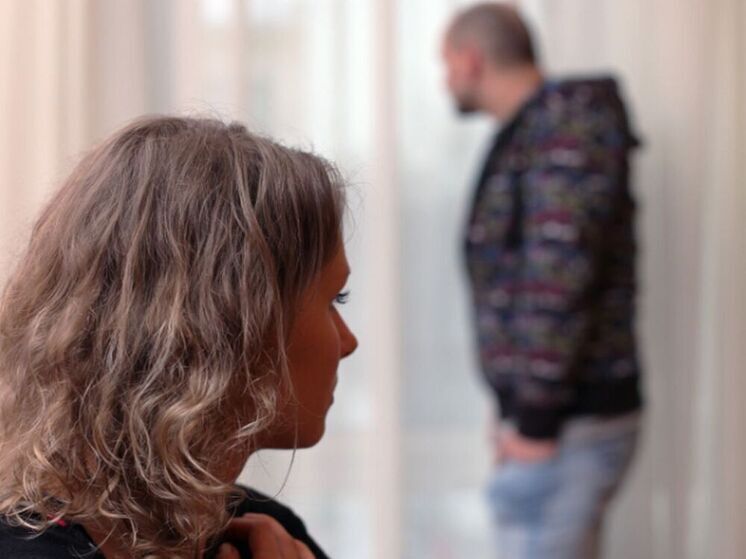 Мужчина удаленно включил музыку для секса на колонке и попался на измене