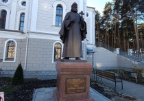 В Екатеринбурге прошло официальное открытие ранее установленного памятника Архиепископу Симферопольскому и Крымскому, святителю и исповеднику Луке (Валентин Феликсович Войно-Ясенецкий), доктору медицины, профессору хирургии