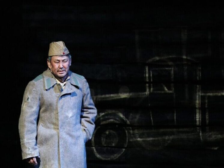 В Якутске состоялась премьера спектакля "Киһи дьылҕата" в поддержку участников СВО