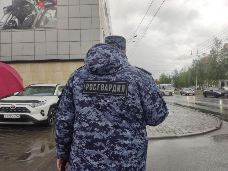 Росгвардейцы задержали разгромивших витрину кафе хулиганов в Заринске