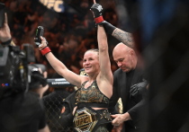 Чемпионка UFC в наилегчайшем весе защитила титул в поединке с экс-чемпионкой в минимальном весе. 