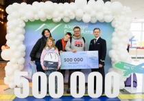 Аэропорт Горно-Алтайска уже в октябре поставил новый рекорд по пассажиропотоку, обслужив 500 тысяч человек. Юбилейным клиентам воздушной гавани вручили подарки в честь достижения нового рубежа.