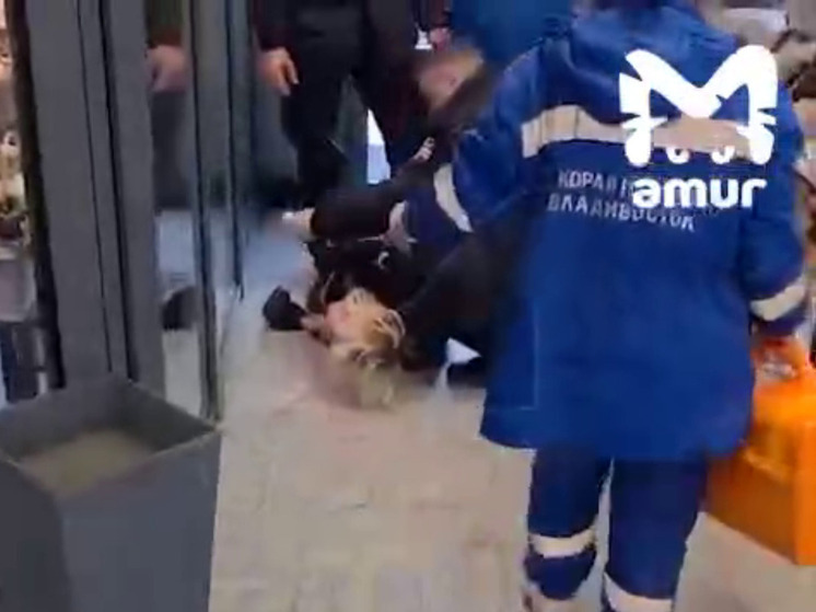 Во Владивостоке девушка разгромила магазин и избила флориста: вызвали скорую и полицию