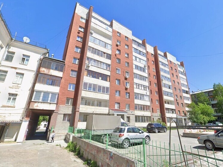 В Екатеринбурге превратили в помойку подъезд дома на Заводской