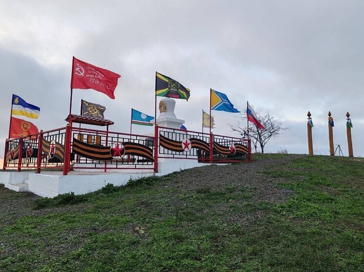 Бойцы из Бурятии восстановили буддийский субурган под Мангушем