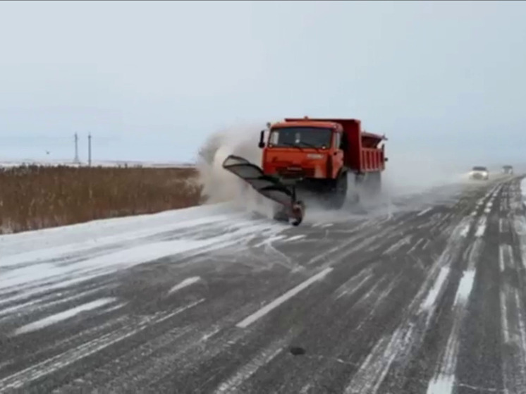 Дорожные службы Амурской области ведут плановую очистку трасс после снегопада