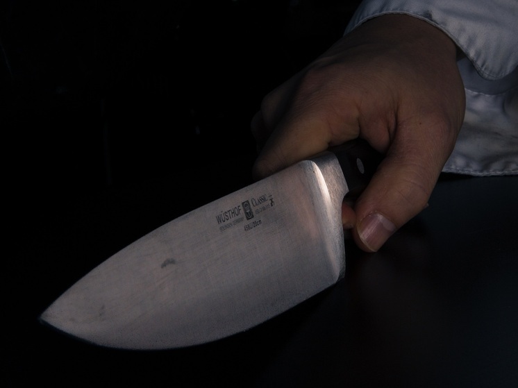 Голый мужчина бегал с ножом и пугал людей на улицах Хабаровска