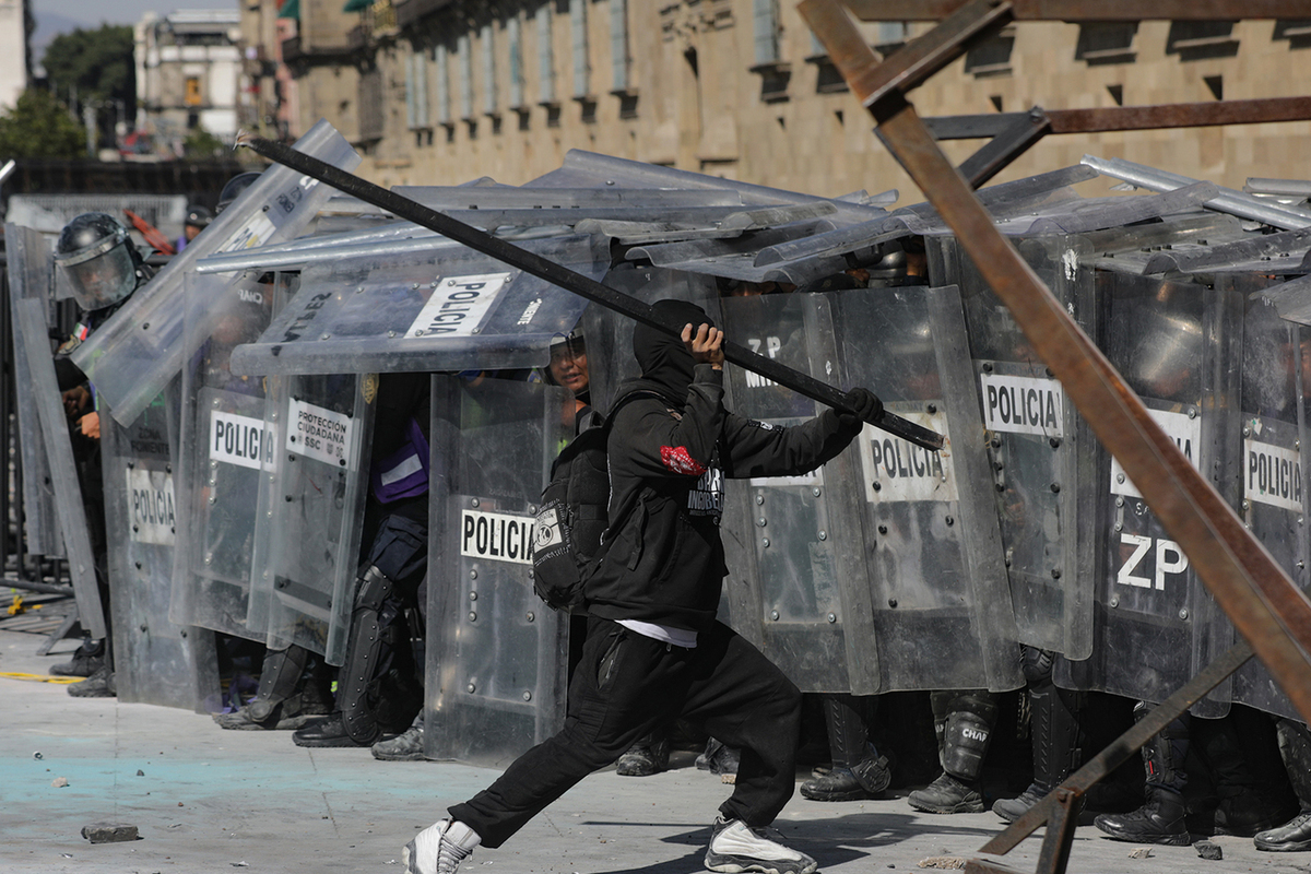 Протесты "Поколения Z" переросли в насилие из-за гнева по поводу смерти мэра
