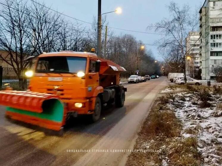 В Калуге и Обнинске начали обрабатывать дороги