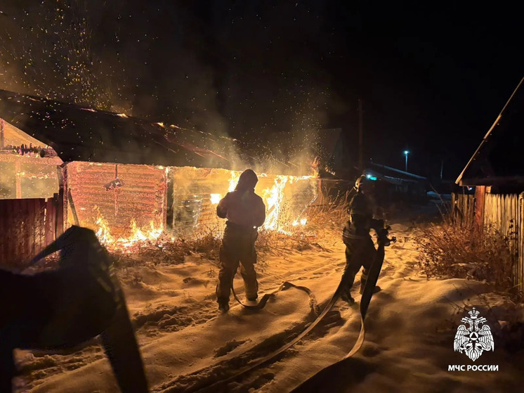 В одном из сел Республики Алтай загорелись хозпостройки