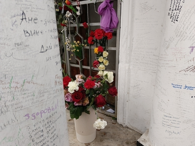 На тихих, тенистых аллеях Введенского кладбища в Москве есть одно место, которое никогда не бывает безлюдным