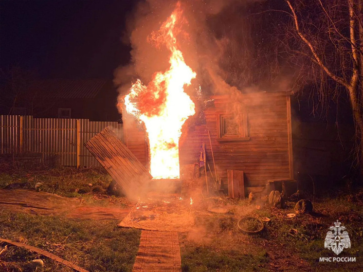 В Валдае пожарные потушили очередной пожар в бане
